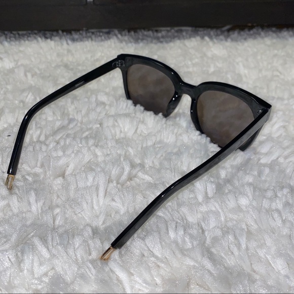 Black Oversized Sunnies with Mirror Tint in lenses - Picture 3 of 5